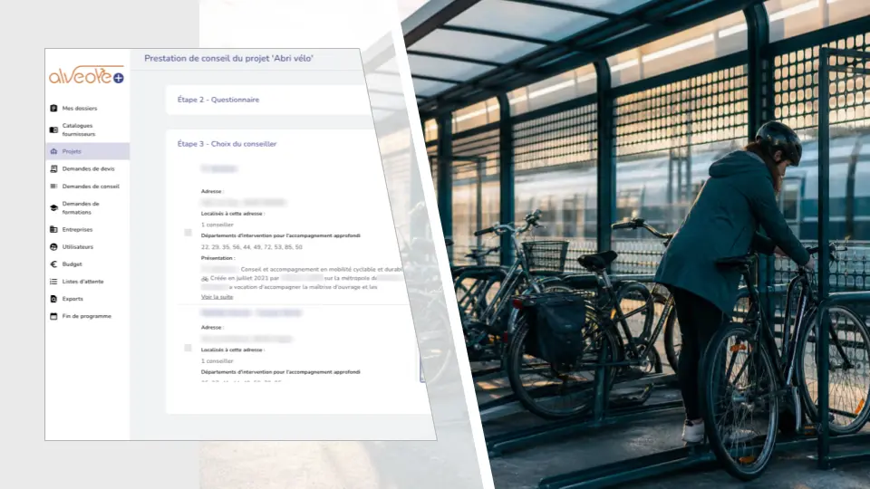 Une tablette affiche l’instruction d’un dossier Alvéole Plus à l’étape du choix du conseiller, avec sa carte de France ; en arrière-plan, un abri à vélos de gare